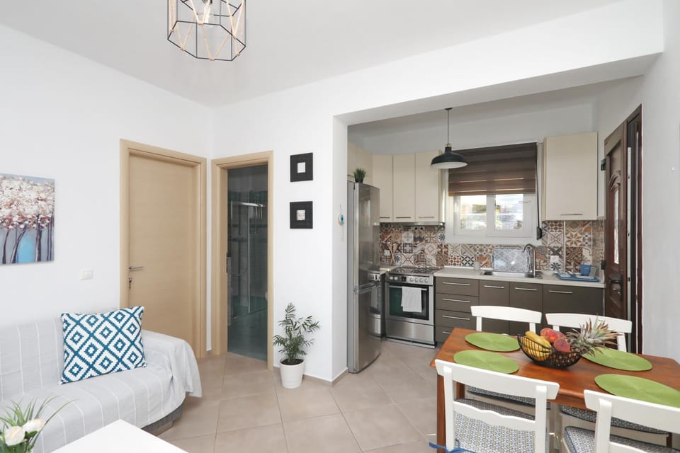 Kitchen or kitchenette, Seating area, Dining area