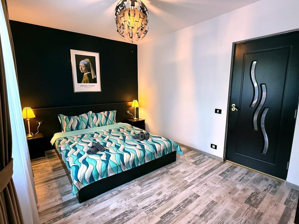 Bed, Photo of the whole room, Seating area, Bedroom