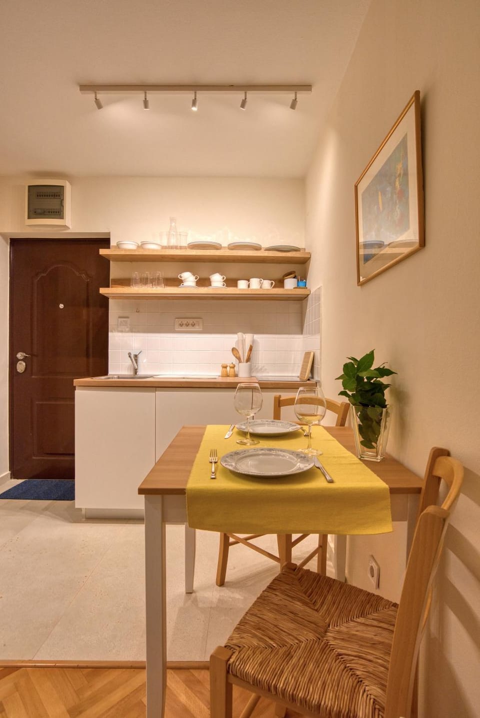Kitchen or kitchenette, Dining area