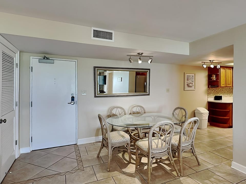 Kitchen or kitchenette, Dining area, air conditioner