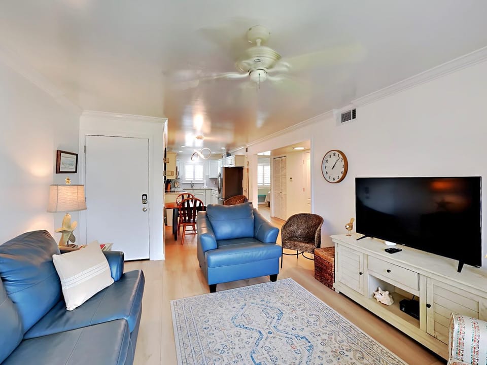 TV and multimedia, Living room, Seating area, Dining area, furniture