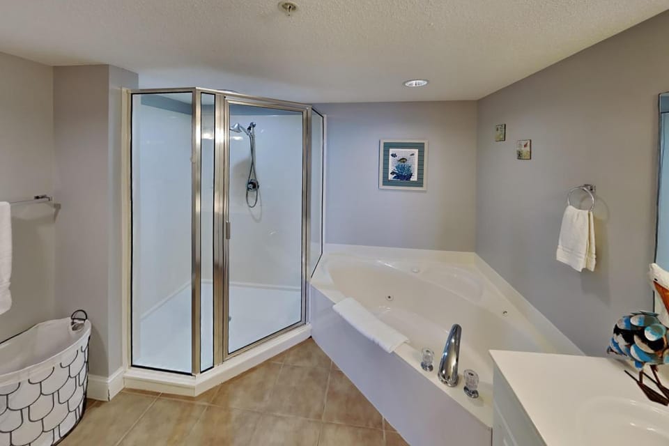 Shower, Hot Tub, Bathroom, Bath, towels