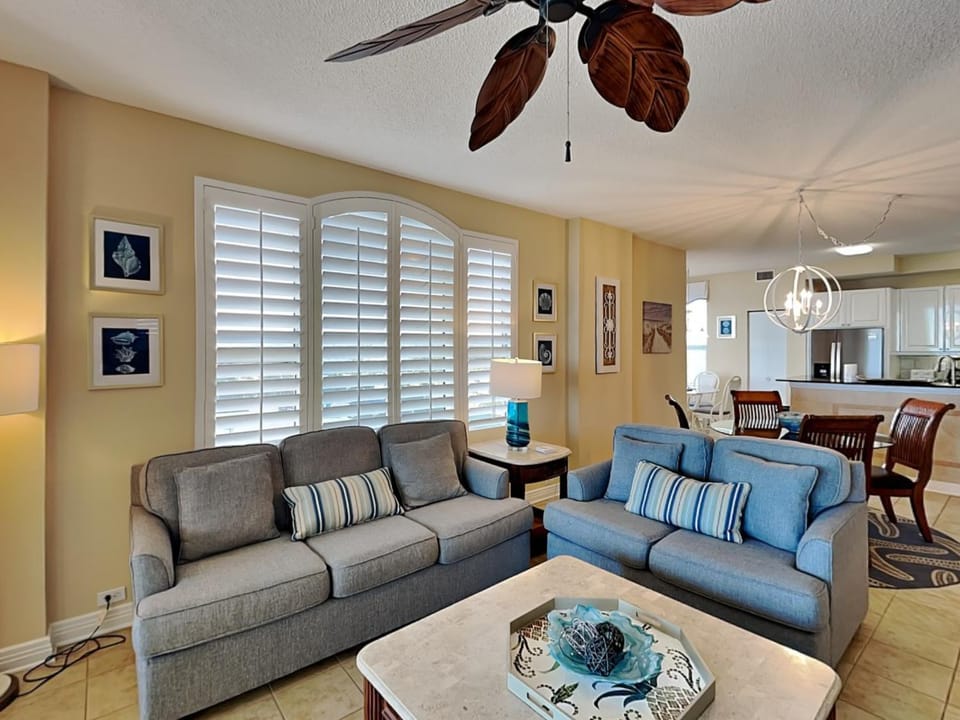 Kitchen or kitchenette, Living room, Seating area, Dining area, furniture