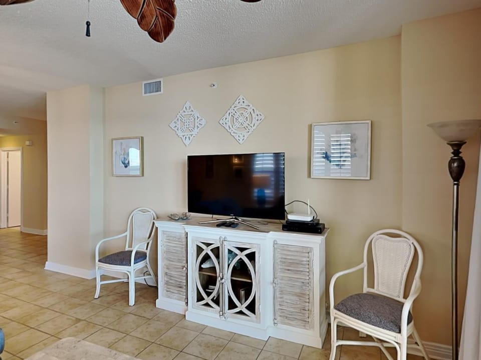 TV and multimedia, Living room, Seating area, furniture, air conditioner