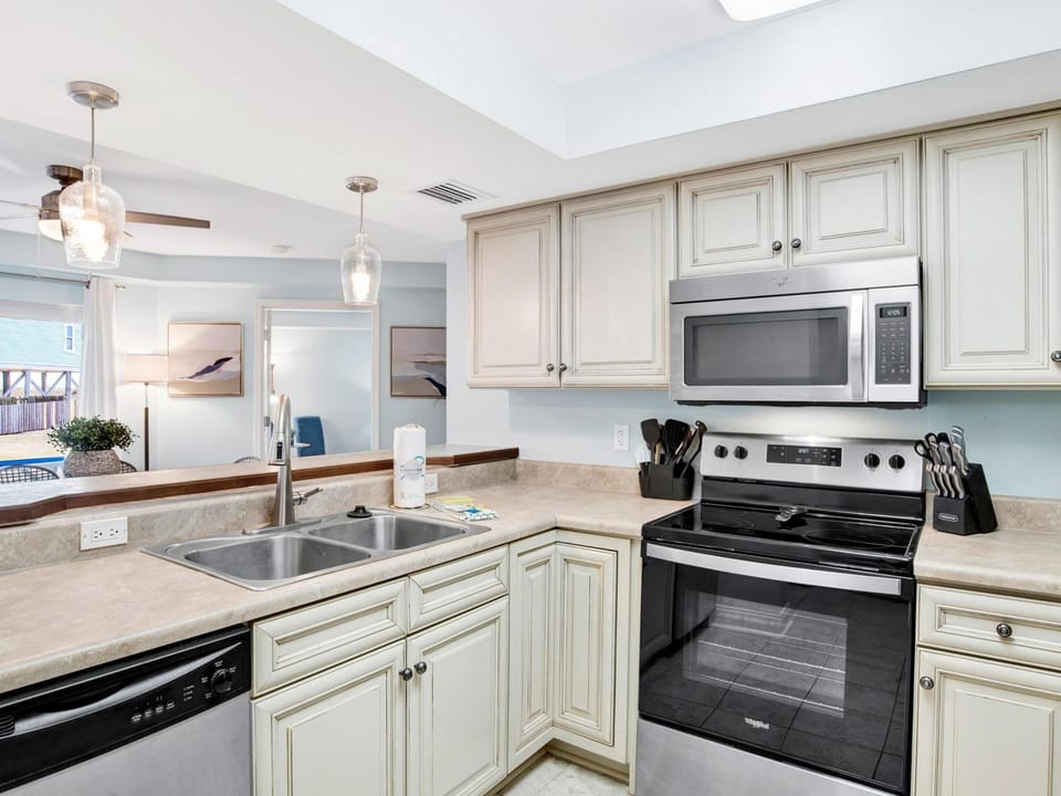 TV and multimedia, Kitchen or kitchenette, dishwasher, microwave, oven, stove