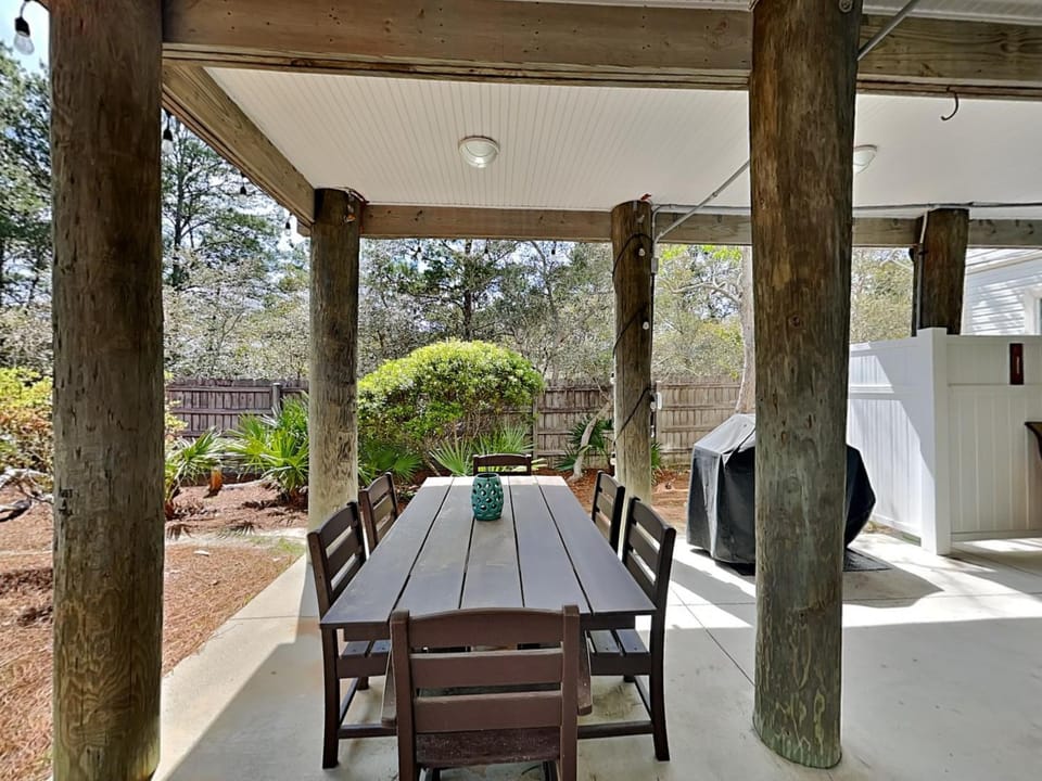 Patio, Garden, Seating area, Dining area