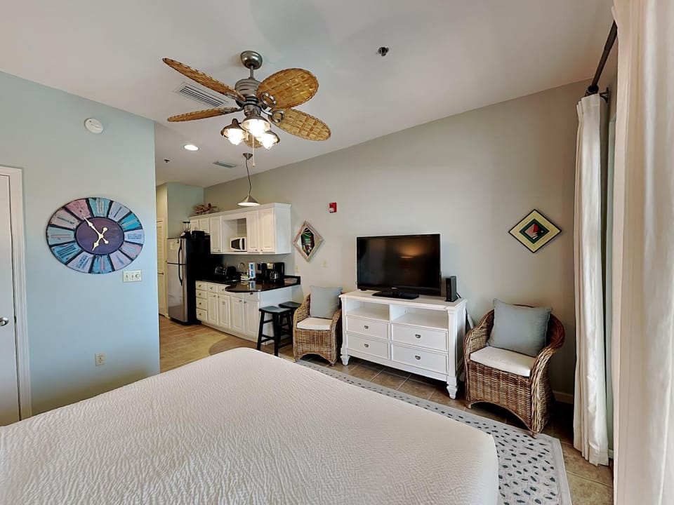 Bed, TV and multimedia, Kitchen or kitchenette, Seating area, furniture