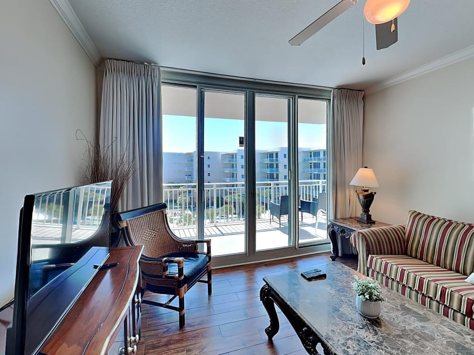 TV and multimedia, Balcony/Terrace, Living room, Seating area, furniture