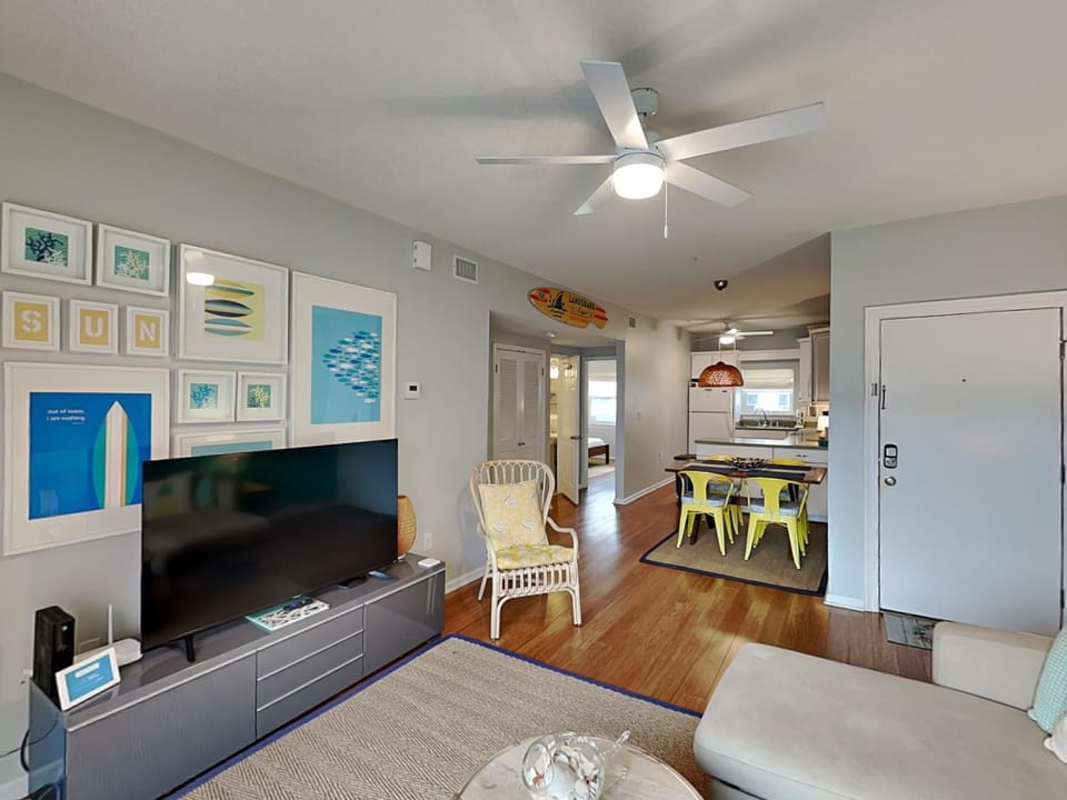 TV and multimedia, Living room, Seating area, Dining area, furniture, air conditioner