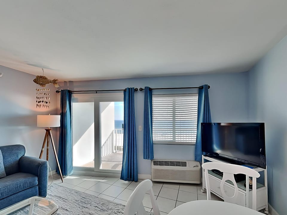 TV and multimedia, View (from property/room), Balcony/Terrace, Living room, Seating area, Sea view, furniture, air conditioner
