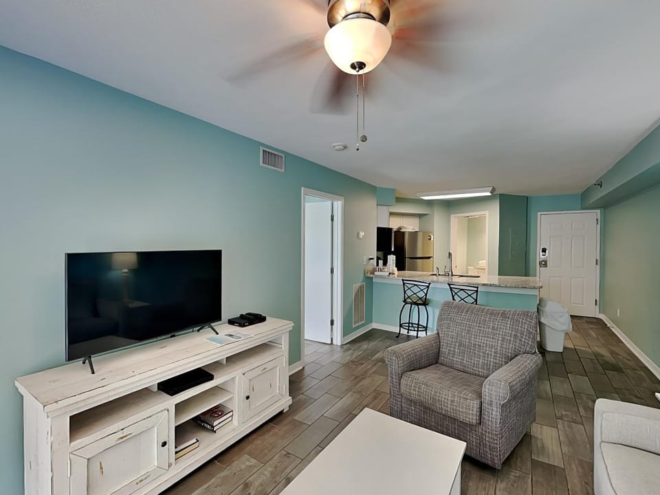 TV and multimedia, Kitchen or kitchenette, Living room, Seating area, Dining area, furniture