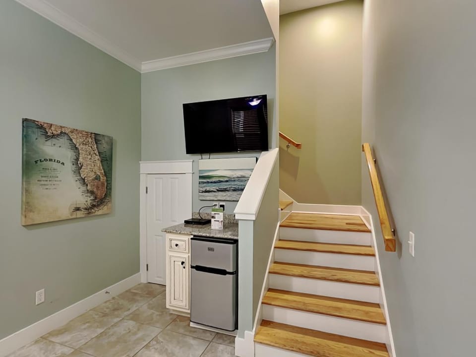 TV and multimedia, Kitchen or kitchenette, microwave