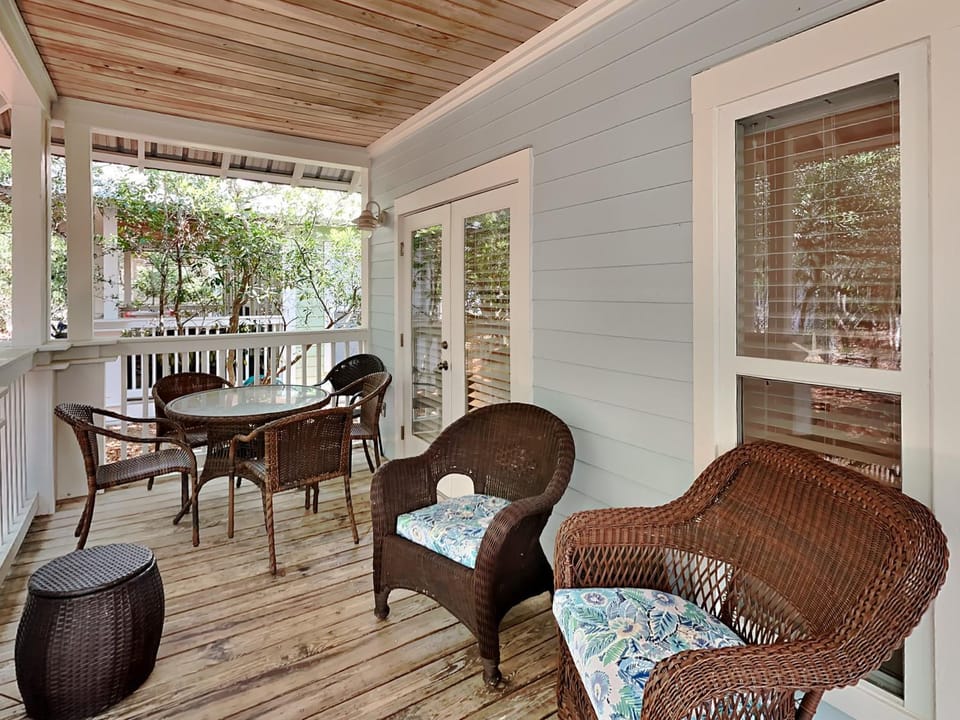 Patio, Garden, Seating area, Dining area, Garden view, furniture