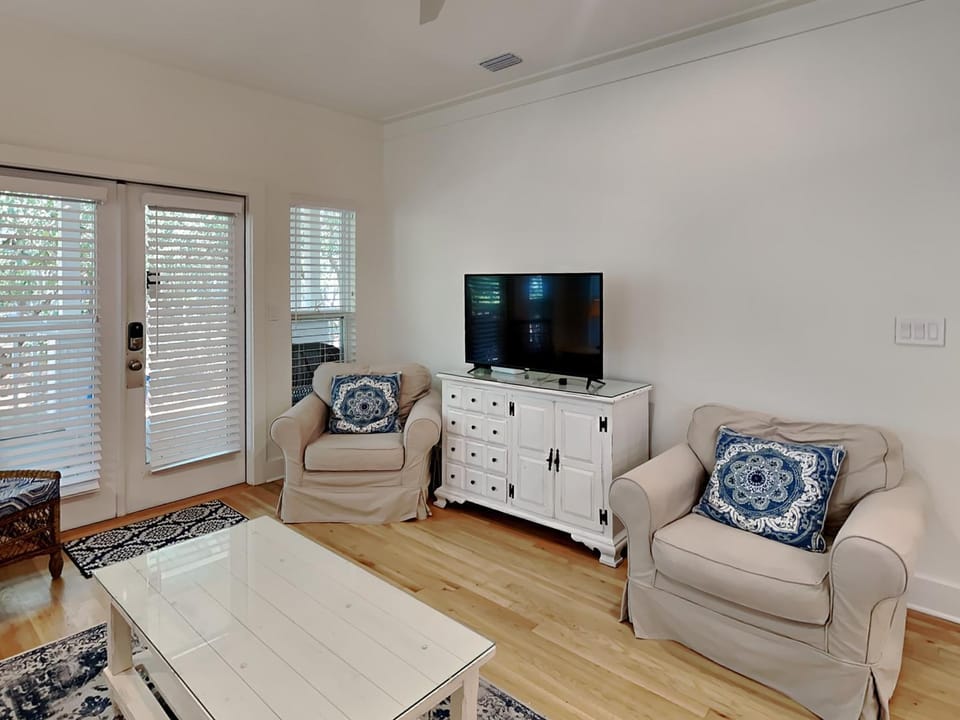 TV and multimedia, Living room, Seating area, furniture, air conditioner