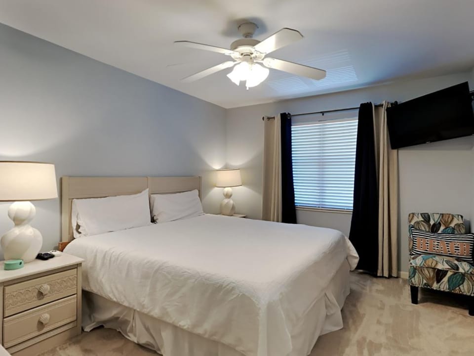 Bed, TV and multimedia, Seating area, Bedroom, furniture