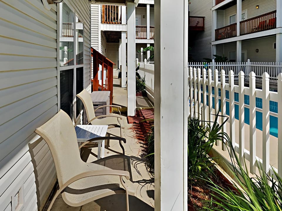 Balcony/Terrace, Seating area, Pool view, furniture