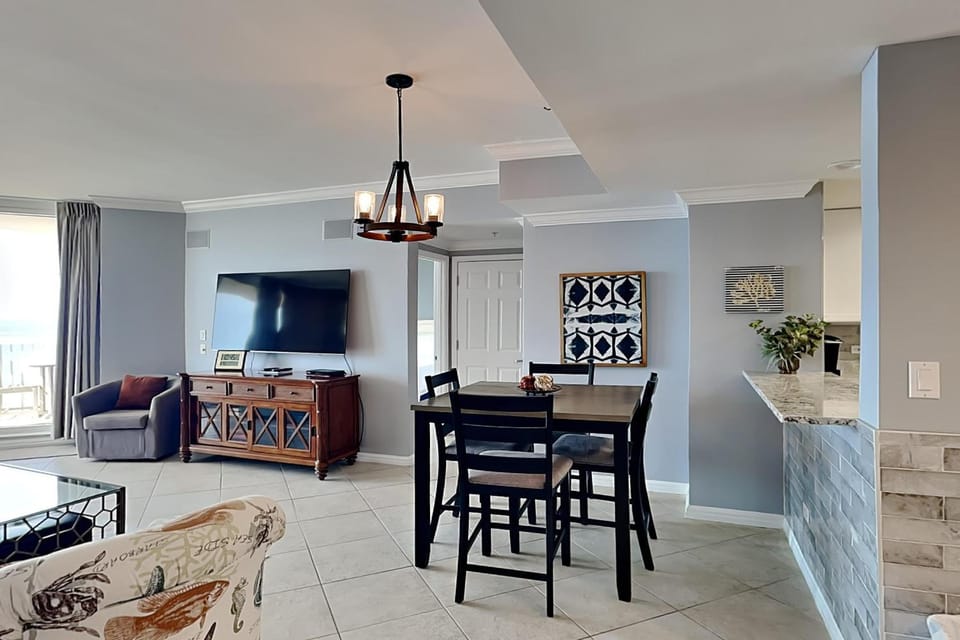 TV and multimedia, Kitchen or kitchenette, Living room, Seating area, Dining area, furniture
