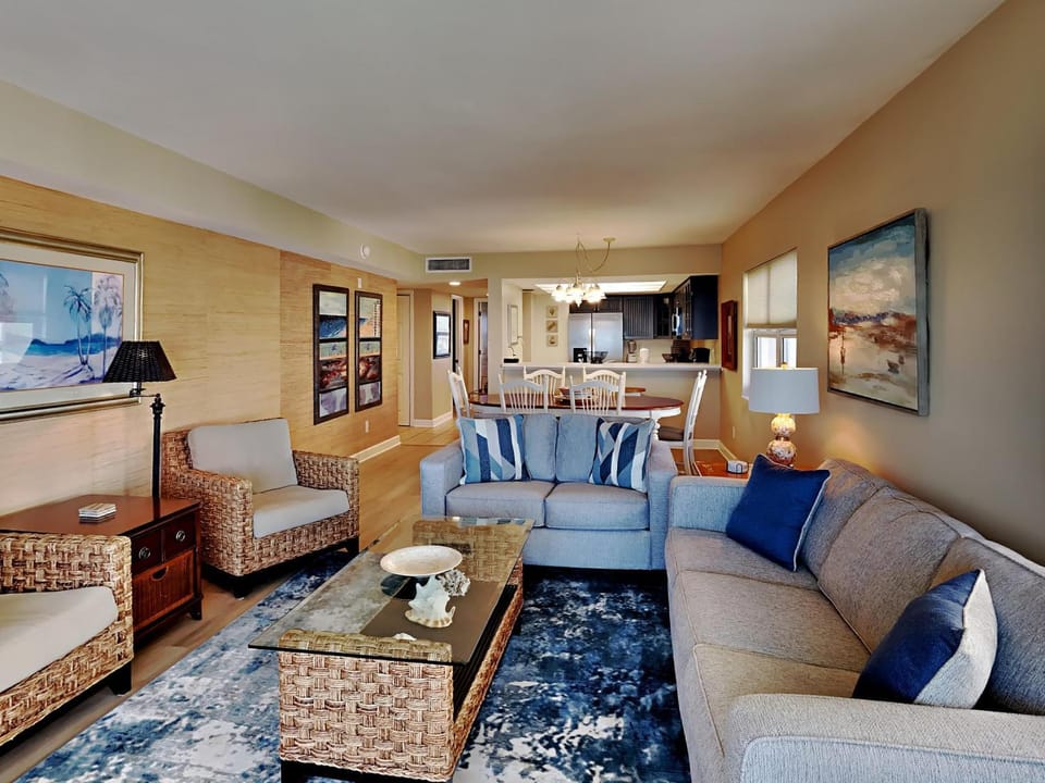 TV and multimedia, Kitchen or kitchenette, Living room, Seating area, Dining area, furniture, air conditioner