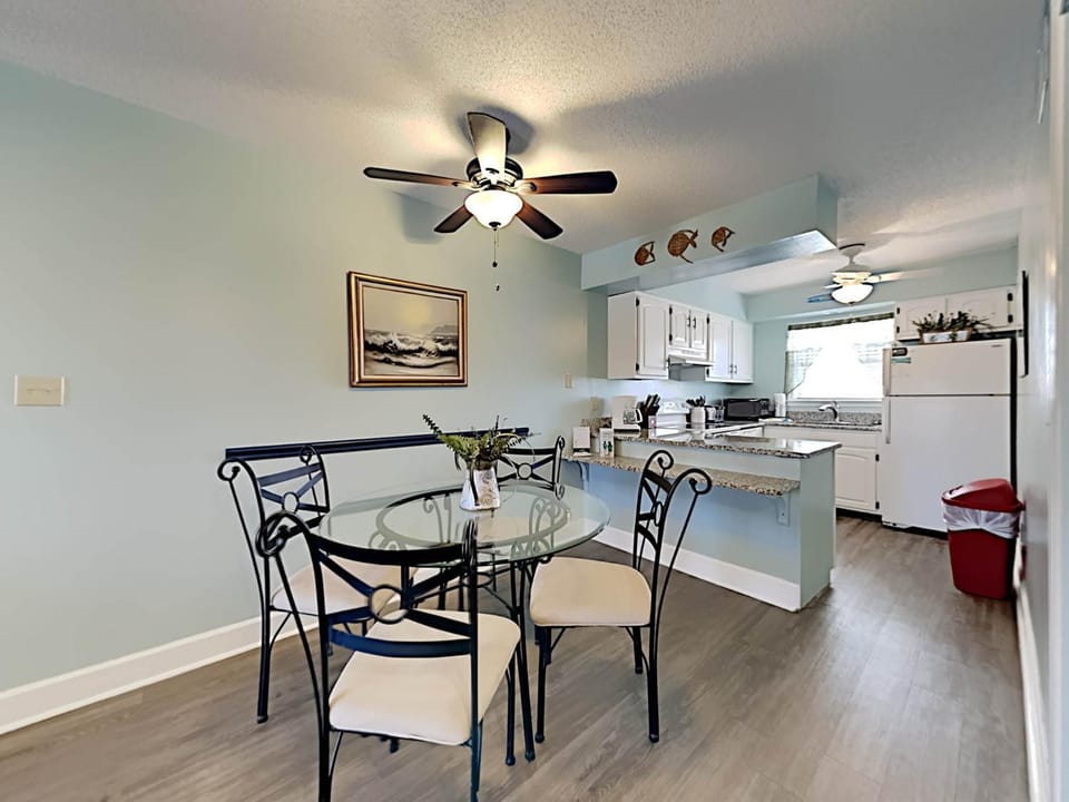 TV and multimedia, Kitchen or kitchenette, Seating area, Dining area, furniture, microwave, oven, stove, kitchen