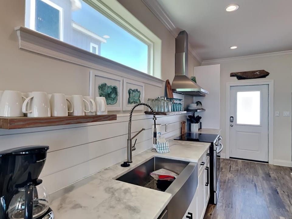 Kitchen or kitchenette, kitchen
