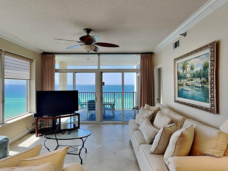 TV and multimedia, View (from property/room), Balcony/Terrace, Living room, Seating area, Sea view, furniture