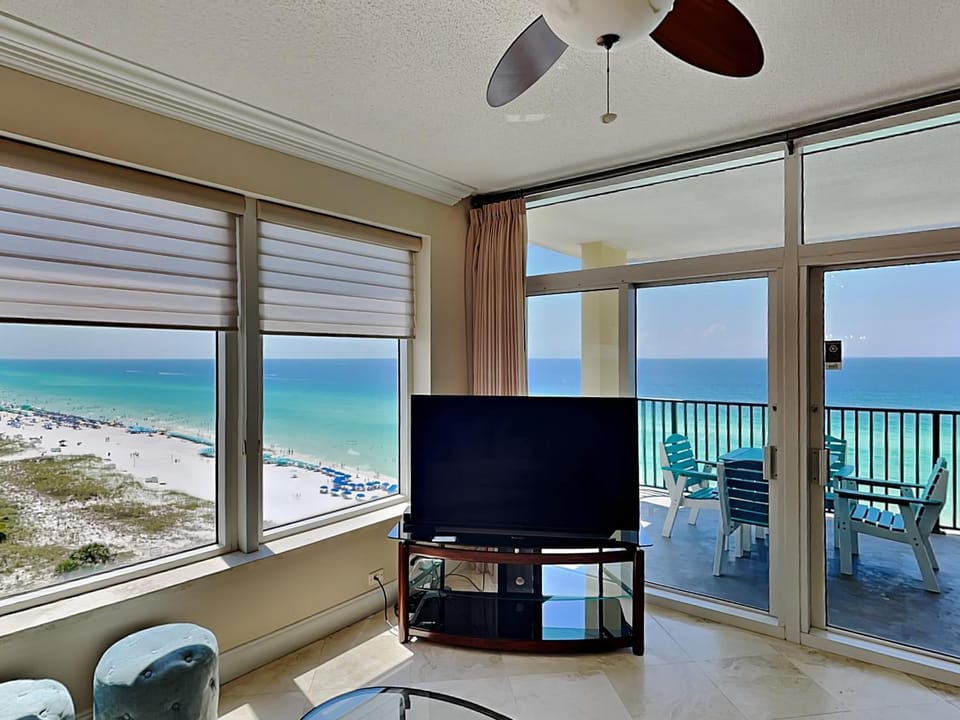 TV and multimedia, View (from property/room), Balcony/Terrace, Living room, Seating area, Beach, Sea view