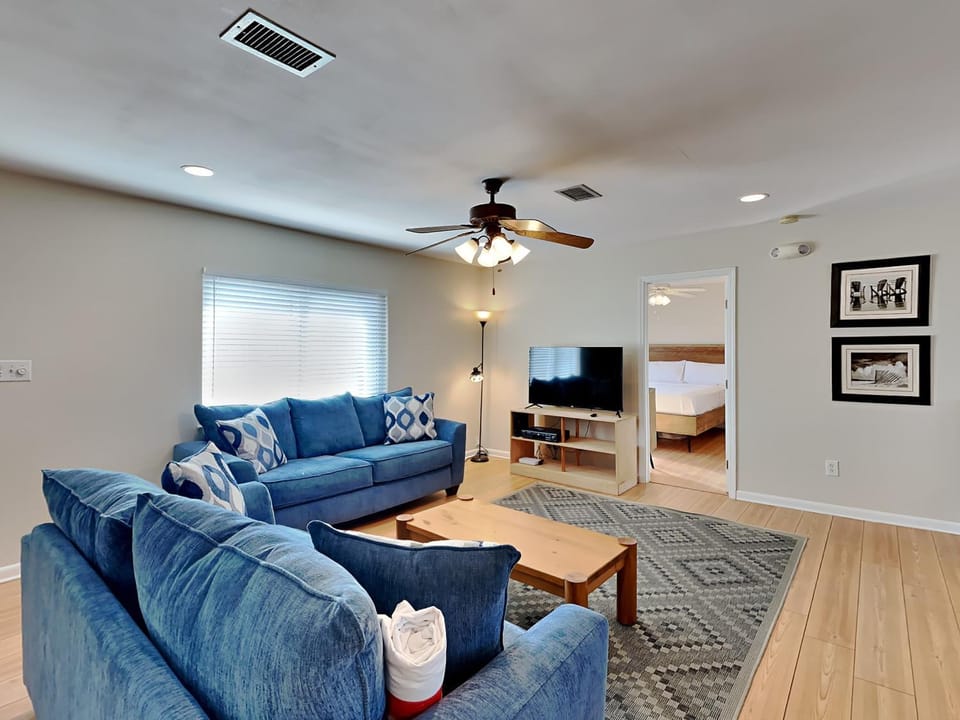 TV and multimedia, Living room, Seating area, Bedroom, furniture