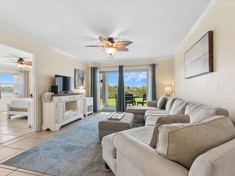 Garden, TV and multimedia, View (from property/room), Living room, Seating area