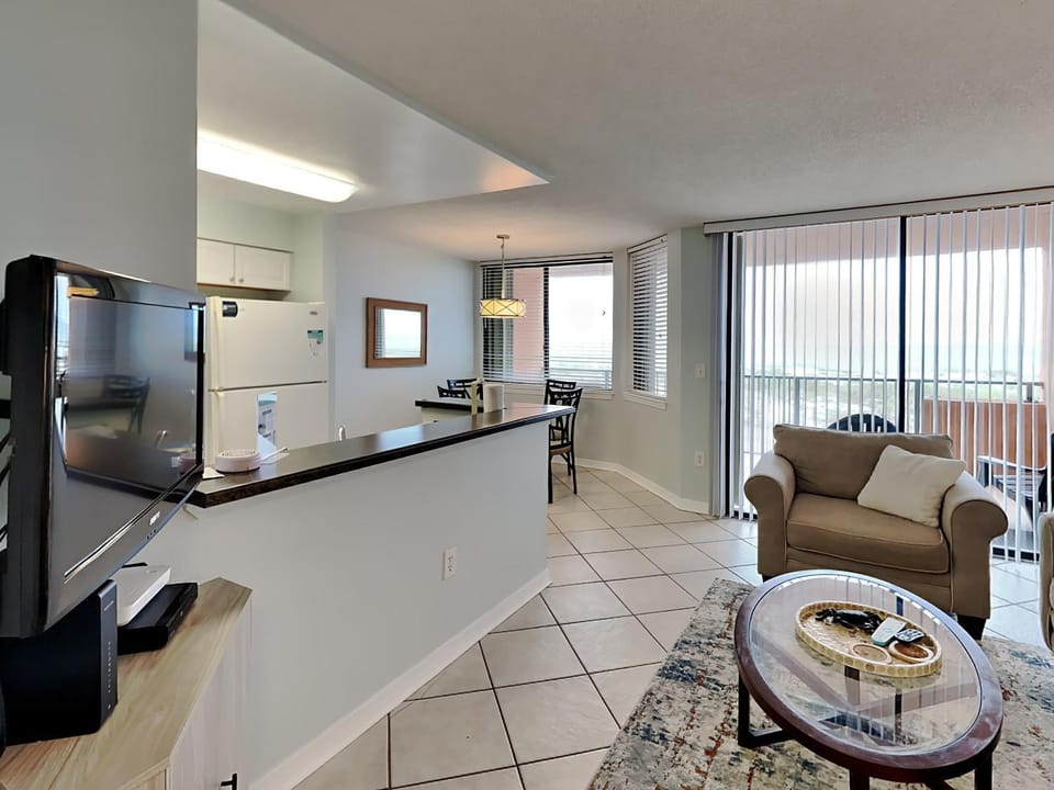 TV and multimedia, Balcony/Terrace, Kitchen or kitchenette, Living room, Seating area, Dining area, furniture