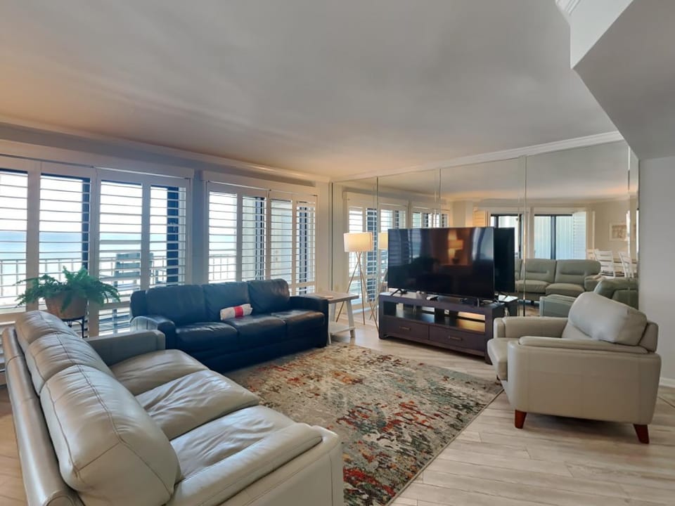 TV and multimedia, Living room, Seating area, Sea view, furniture