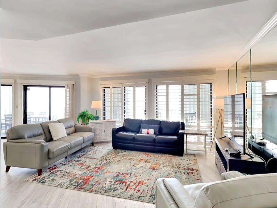 TV and multimedia, View (from property/room), Living room, Seating area, furniture