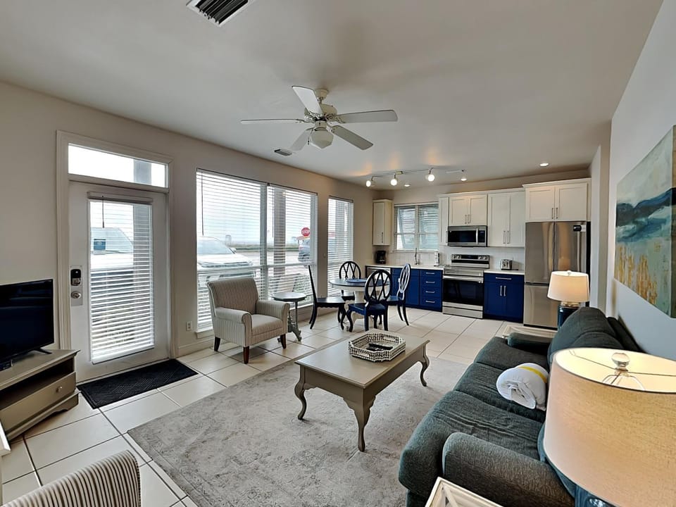 TV and multimedia, Kitchen or kitchenette, Living room, Seating area, Dining area, furniture