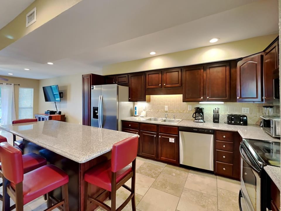 TV and multimedia, Kitchen or kitchenette, dishwasher, oven, stove, toaster, kitchen