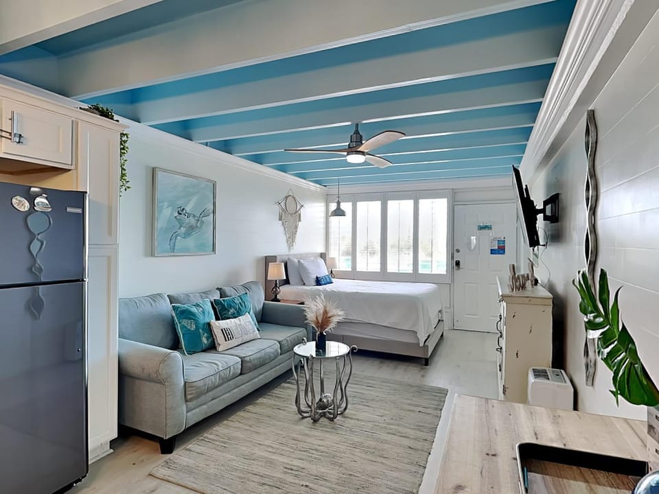 Bed, TV and multimedia, Kitchen or kitchenette, Living room, Seating area, Bedroom, Sea view, furniture, microwave