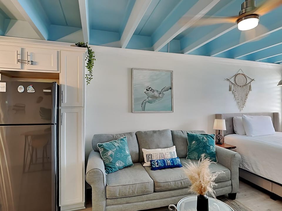 Bed, Kitchen or kitchenette, Living room, Seating area, Bedroom, furniture