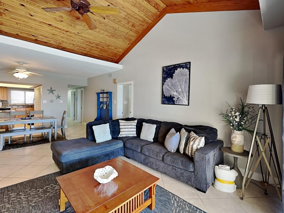 Living room, Seating area, furniture