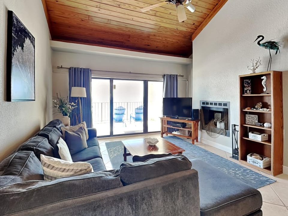 TV and multimedia, Balcony/Terrace, Living room, Seating area, fireplace, furniture