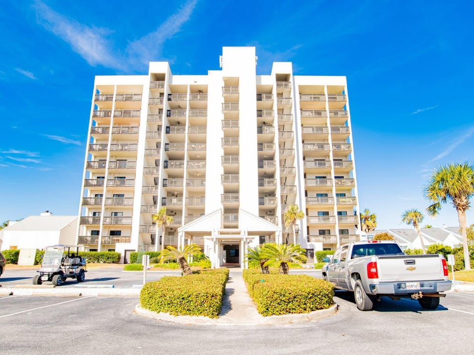 Property building, Facade/entrance, Garden, Balcony/Terrace, Parking