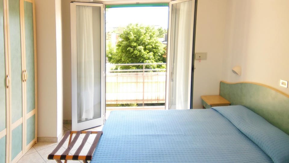 Bed, Balcony/Terrace, Photo of the whole room, Bedroom