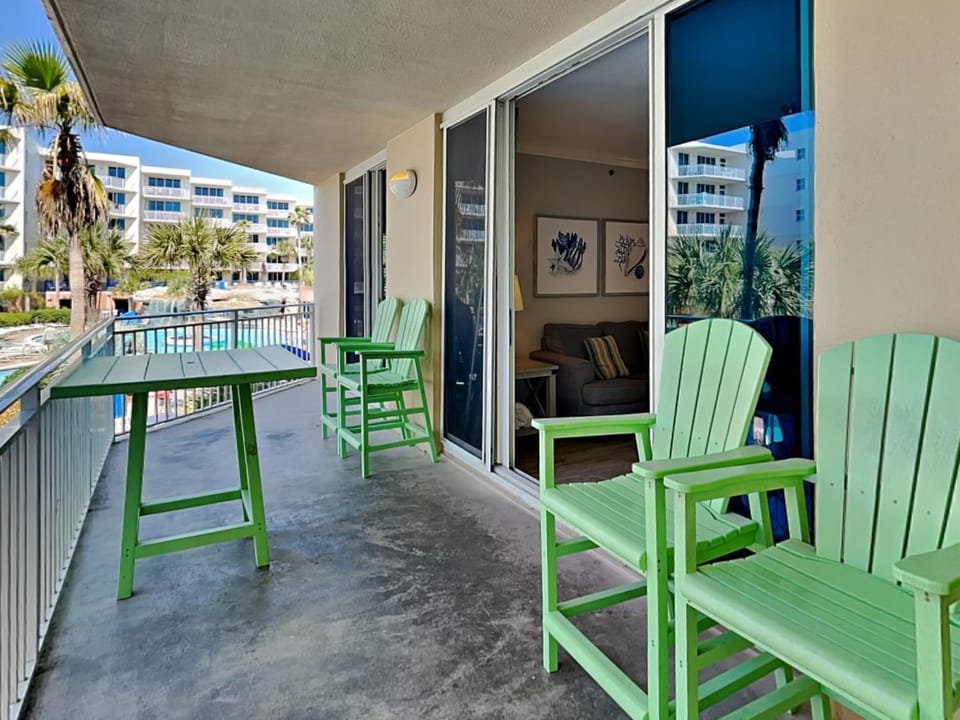 Balcony/Terrace, Living room, Seating area, Pool view