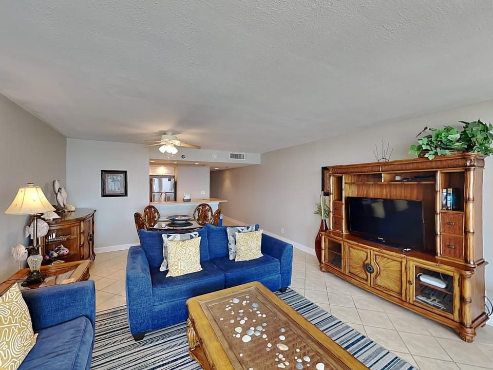 TV and multimedia, Kitchen or kitchenette, Living room, Seating area, Dining area, furniture