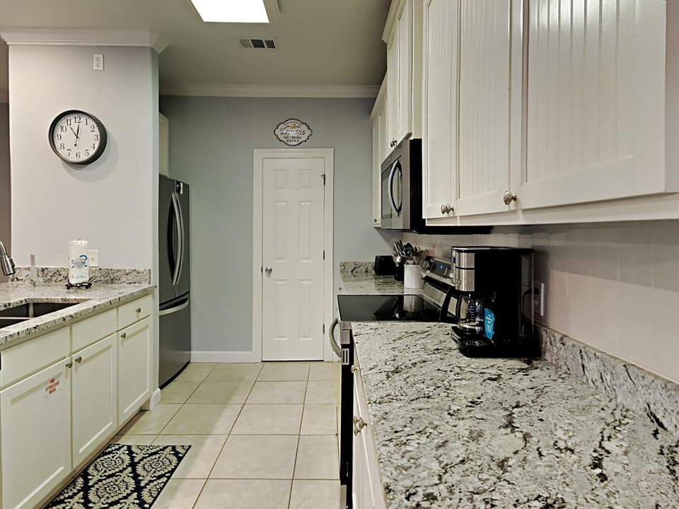 TV and multimedia, Kitchen or kitchenette, microwave, stove