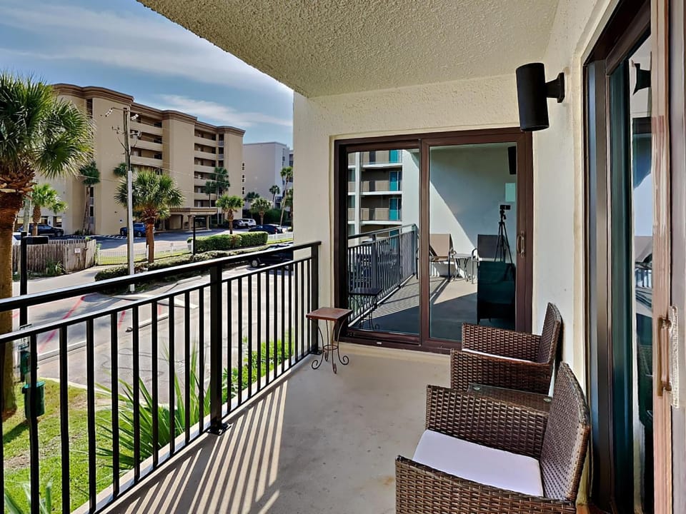Balcony/Terrace, Seating area, Street view