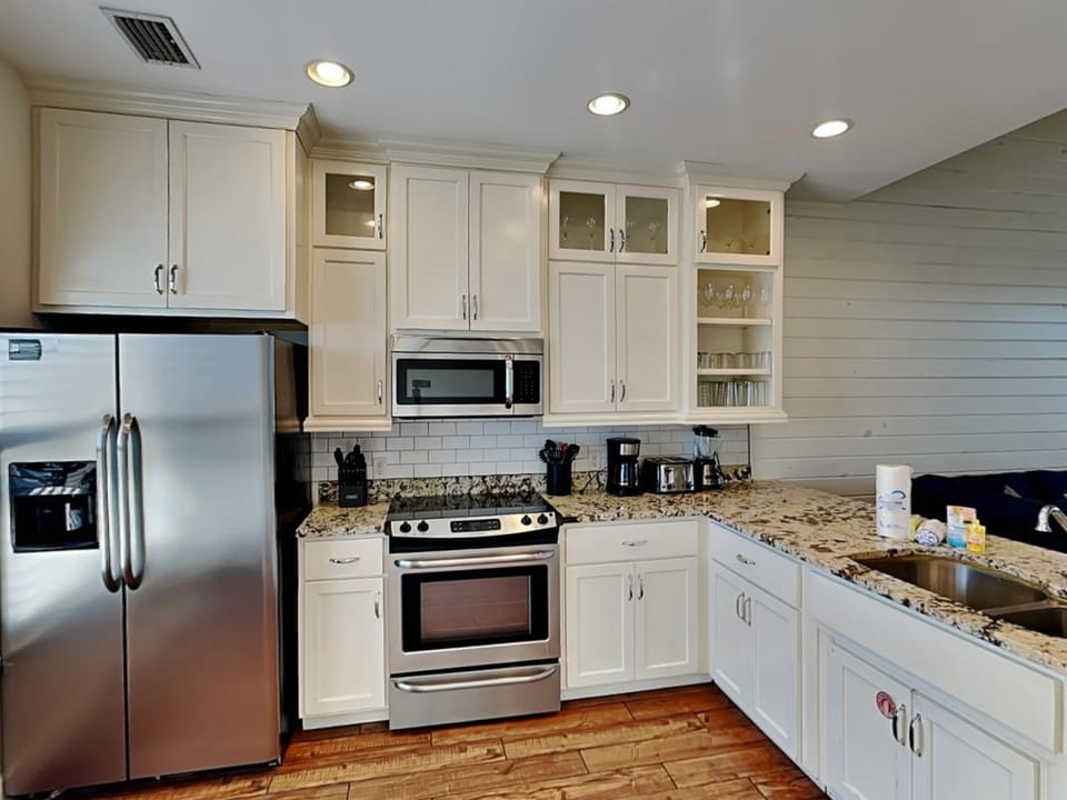 TV and multimedia, Kitchen or kitchenette, dishwasher, furniture, microwave, oven, stove, kitchen