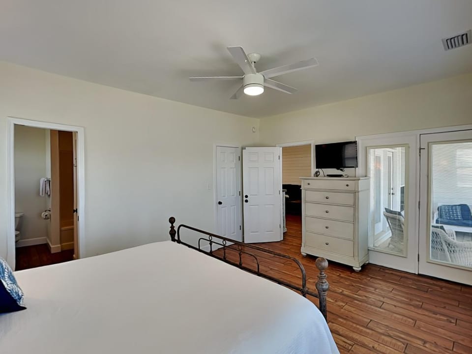 Bed, Balcony/Terrace, Bedroom, wardrobe
