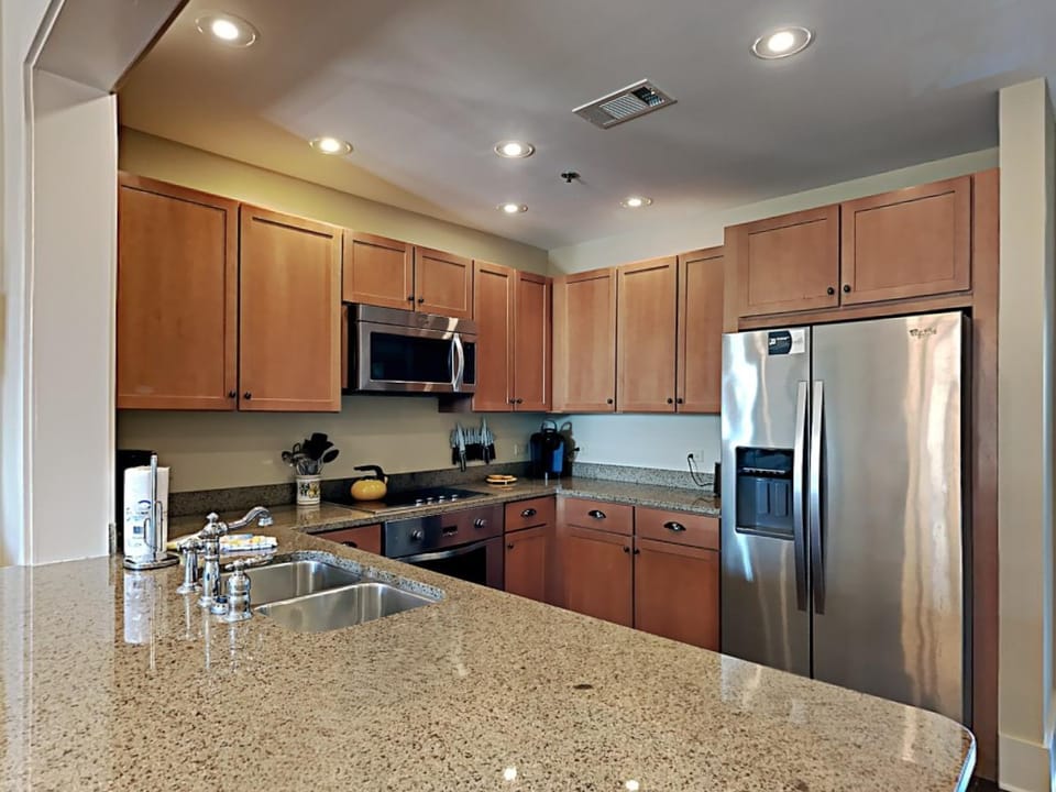 Kitchen or kitchenette, microwave, stove