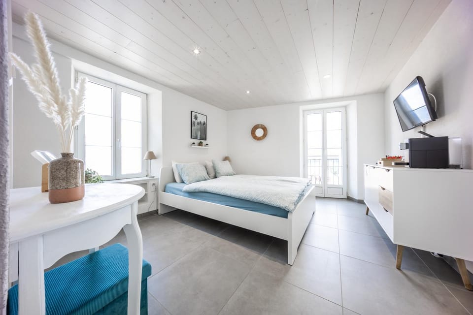 Bed, TV and multimedia, Photo of the whole room, Bedroom
