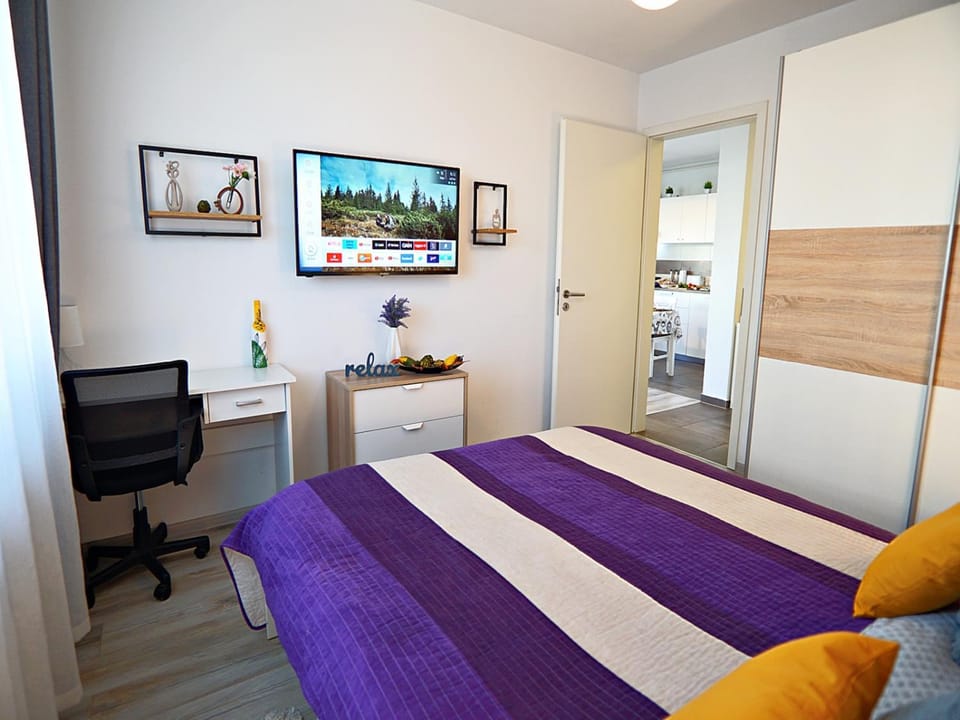 Bed, TV and multimedia, Photo of the whole room, Bedroom