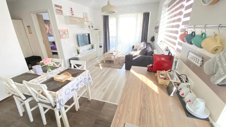TV and multimedia, Kitchen or kitchenette, Living room, Seating area, Dining area