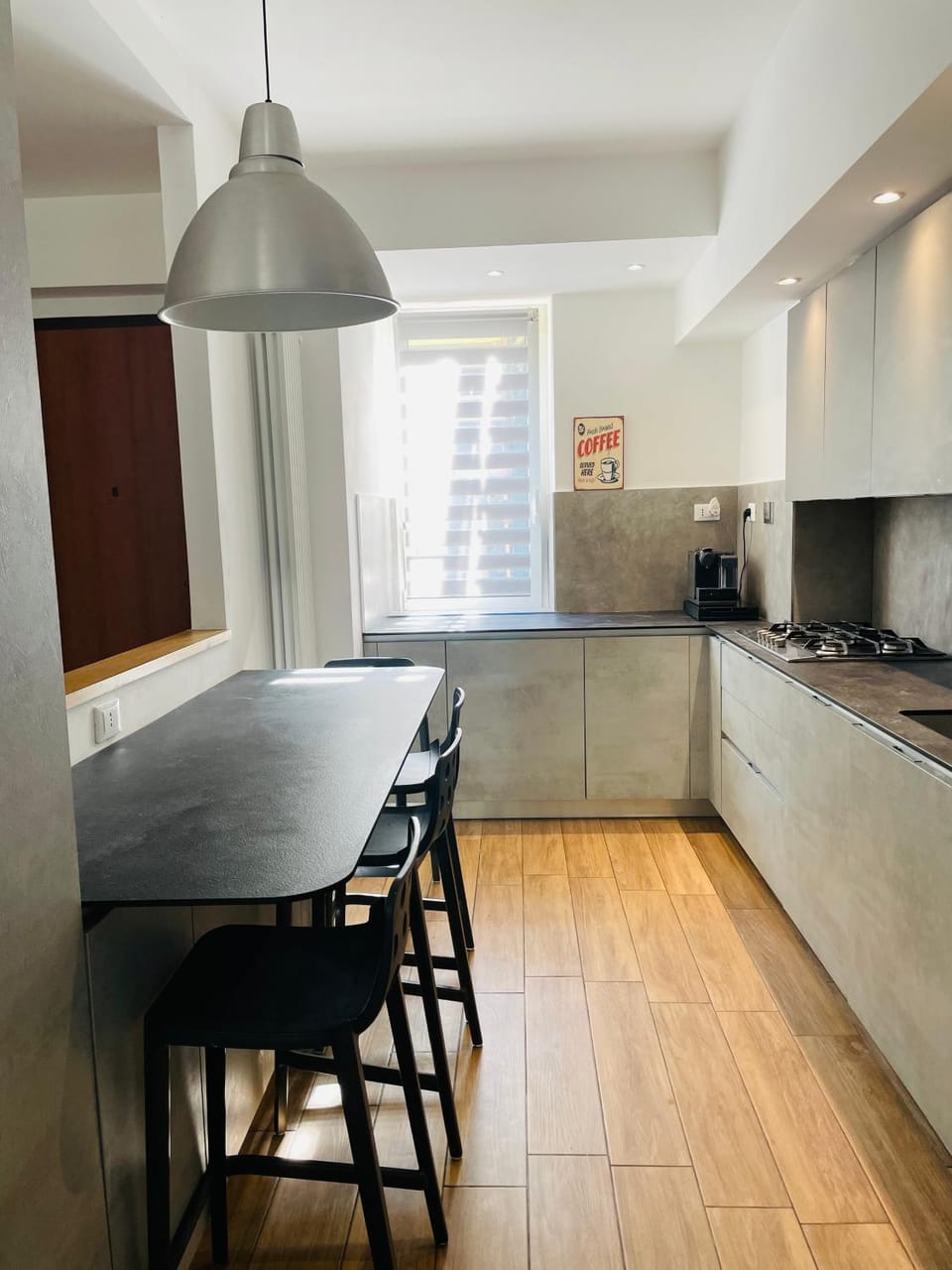Kitchen or kitchenette, Dining area, minibar, stove